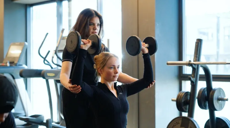 One Life Fitness trainer begeleidt een cliënt 1-op-1 tijdens een personal training sessie